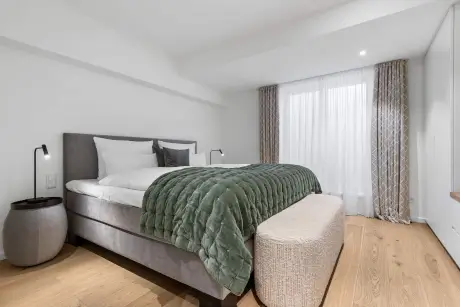 Elegantes Hotelzimmer mit Doppelbett, Couchbank und sanfter Beleuchtung im Hotel Stadt Hamburg.