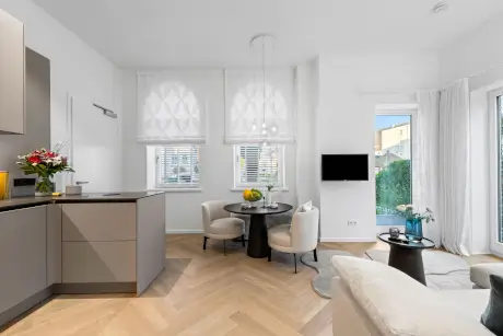 Modernes Zimmer im Hotel Stadt Hamburg mit eleganter Küchenzeile und Essbereich.