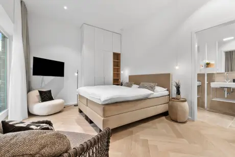 Stylisches Hotelzimmer mit modernem Design, Bett und Fernseher in Westerland, Sylt.
