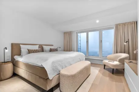 Modernes Hotelzimmer mit einem bequemen Bett und stilvollen Möbeln.