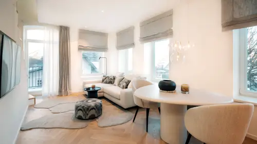 Moderne Hotelzimmer im Hotel Stadt Hamburg mit stilvollem Möbel und viel natürlichem Licht.