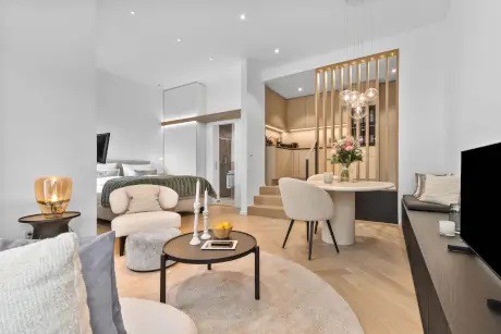 Modernes Hotelzimmer mit eleganter Einrichtung und gemütlicher Atmosphäre.