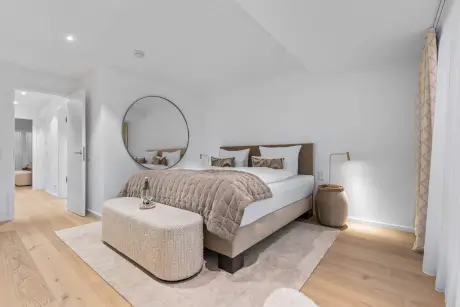 Luxuriöses Hotelzimmer mit modernem Design und eleganten Möbeln.