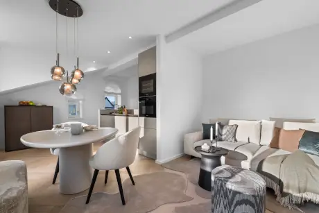 Stylisches Hotelzimmer mit modernem Mobiliar und eleganter Dekoration.