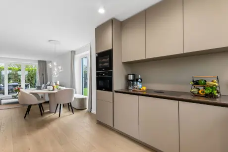 Moderne Küche mit Essbereich, perfekt für stilvolles Wohnen in Westerland, Sylt.