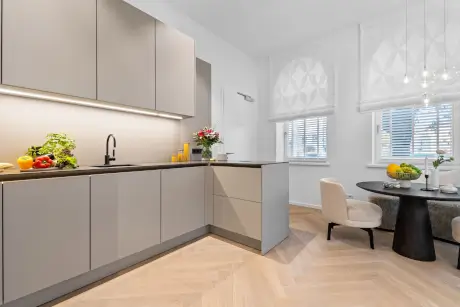 Moderne Küche mit frischem Gemüse und einladendem Essbereich im Hotel Stadt Hamburg.