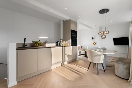 Stilvolle moderne Küche mit Essbereich im Hotel Stadt Hamburg in Sylt.