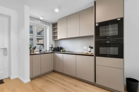 Stylische moderne Küche mit eleganten Schränken und Geräten im Hotel Stadt Hamburg.