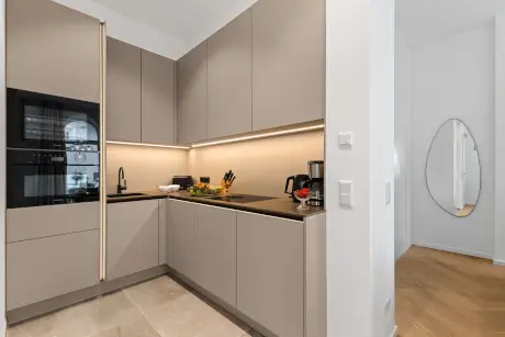 Moderne Küche mit Kochgeräten und frischen Früchten bei Hotel Stadt Hamburg.