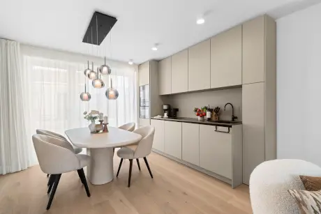 Stilvolle Küche im modernen Design mit Esstisch und eleganter Beleuchtung im Hotel Stadt Hamburg.
