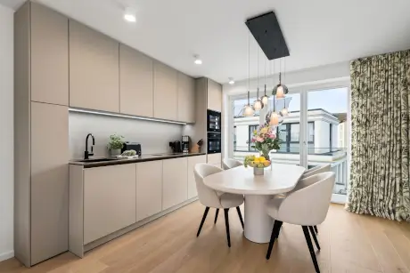 Moderne Küche mit eleganten Tisch und Stühlen, Blick auf die Landschaft.