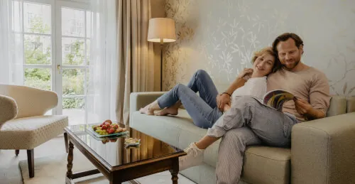 Eine Frau und ein Mann sitzen auf einem Sofa