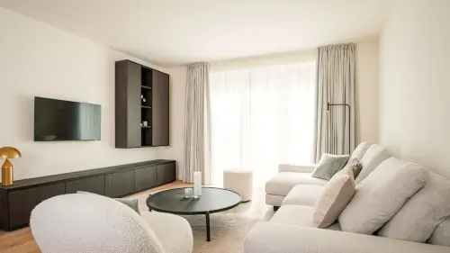 Elegante Lounge mit bequemer Couch, Kaffeetisch und stilvoller Dekoration im Hotel Stadt Hamburg.