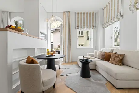 Moderne Lounge mit stilvollem Sofa und eleganter Beleuchtung im Hotel Stadt Hamburg.