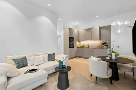 Moderne Designerwohnung mit stylishem Sofa, Esstisch und eleganter Dekoration.