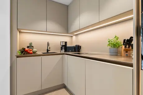 Moderne Küche im Hotel Stadt Hamburg mit frischen Früchten und eleganten Geräten.