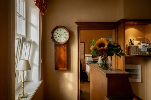 Hotel Lobby mit Wanduhr und Sonnenblumen - 12.18. Hotel Stadt Hamburg, Westerland/Sylt.