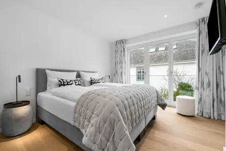 Elegantes Schlafzimmer im Hotel Stadt Hamburg mit modernem Design und herrlichem Ausblick.