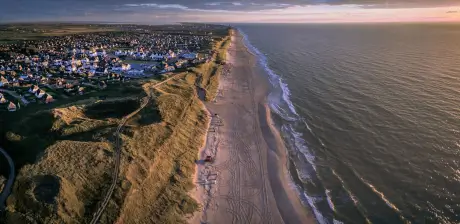 Atemberaubender Blick auf die Küste von Westerland auf Sylt bei Sonnenuntergang.