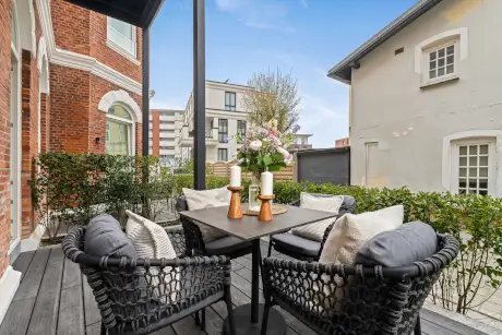 Gemütliche Terrasse mit Tisch, Kerzen und Blumen im Hotel Stadt Hamburg.
