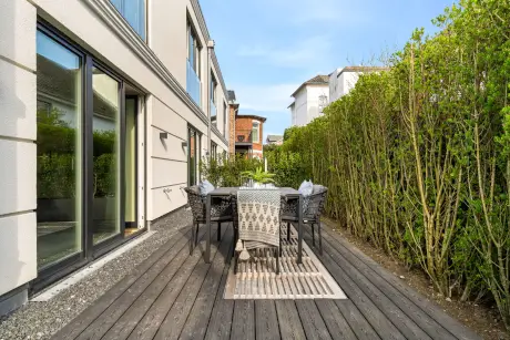 Gemütliche Terrasse mit Möbeln und Pflanzen vor dem Hotel Stadt Hamburg in Westerland.