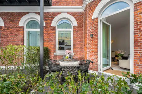 Stilvolle Terrasse mit Möbeln und Pflanzen im Hotel Stadt Hamburg in Westerland.