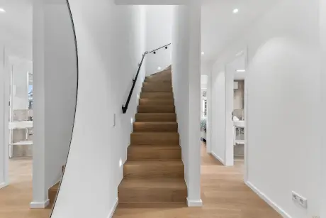 Moderne Treppe im Hotel Stadt Hamburg mit stilvollem Design und Holzfußboden.