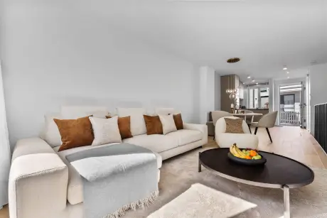 Luxuriöser Wohnbereich mit Sofa und Obsttisch im Hotel Stadt Hamburg in Westerland.