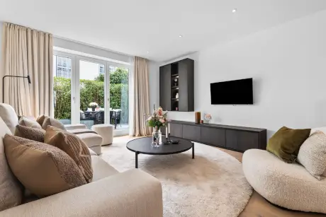 Modernes Wohnzimmer mit Sofa, Couchtisch und Fernsehgerät für entspannende Stunden im Hotel Stadt Hamburg.