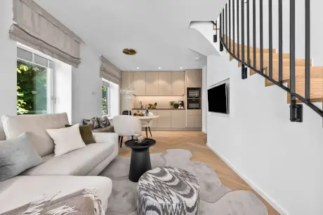 Moderner Wohnraum mit Sofa, Tisch und Treppe, Hotel Stadt Hamburg, Sylter Unterkunft.