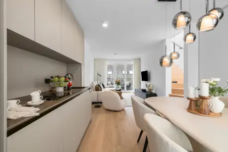 Moderne Apartmentküche und Wohnzimmer im Hotel Stadt Hamburg in Westerland auf Sylt.