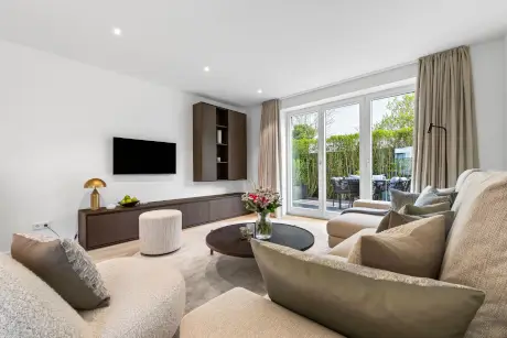 Gemütliches Wohnzimmer im Hotel Stadt Hamburg mit eleganter Einrichtung und Blick auf den Garten.