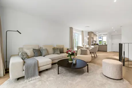 Gemütliches Wohnzimmer mit modernem Sofa, Couchtisch und stilvollen Möbeln im Hotel Stadt Hamburg.