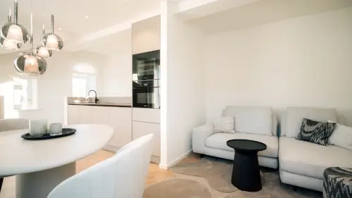 Moderne Wohnküche mit grauem Sofa im Hotel Stadt Hamburg.